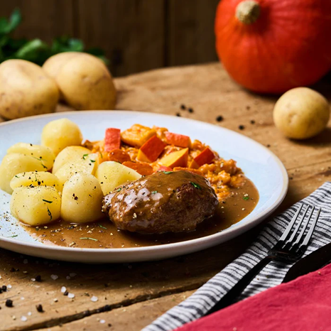 Schweineboulette in Bratensauce mit Kürbisgemüse und Kartoffelpüree