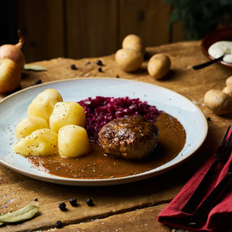 Schweineboulette mit Preiselbeerrotkohl und Butterkartoffeln