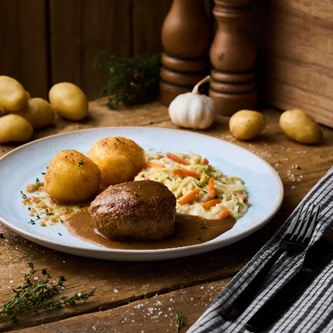 Boulette vom Schwein mit Rahmwirsing und Kartoffelklößen