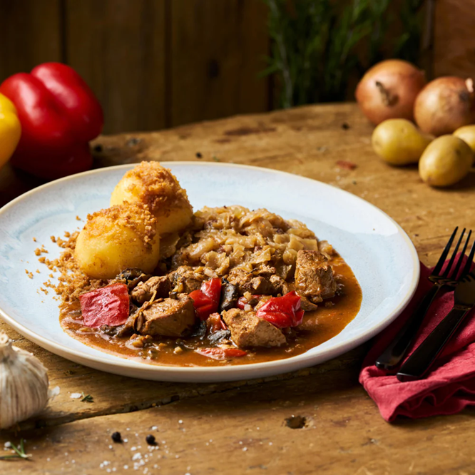 Brauhausgulasch vom Schwein mit Bayrisch Kraut und Kartoffelknödel