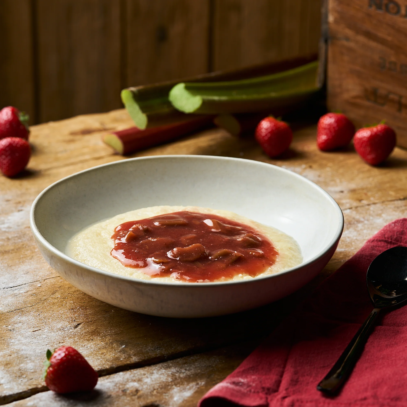 Grießbrei mit Erdbeer-Rhabarberkompott