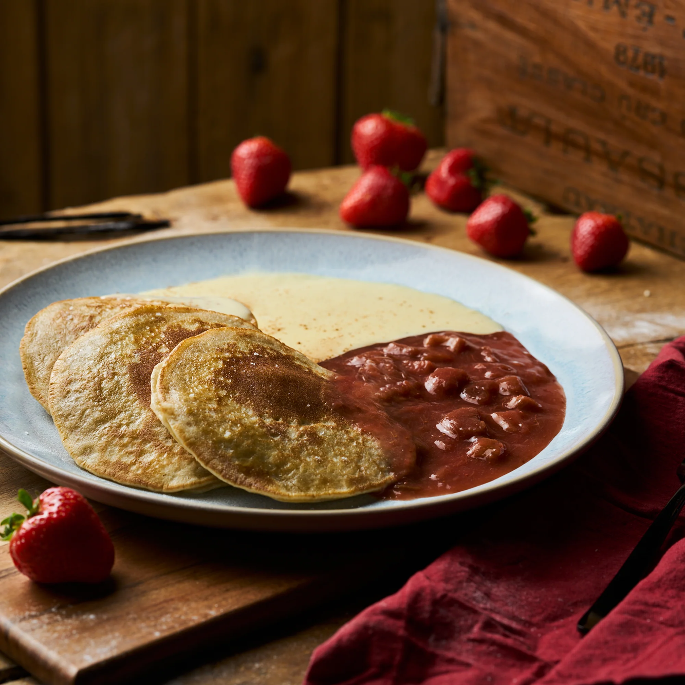 Pfannkuchen mit Erdbeer-Rhabarberkompott und Vanillesauce