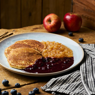 Pfannkuchen mit Heidelbeer- und Apfelkompott