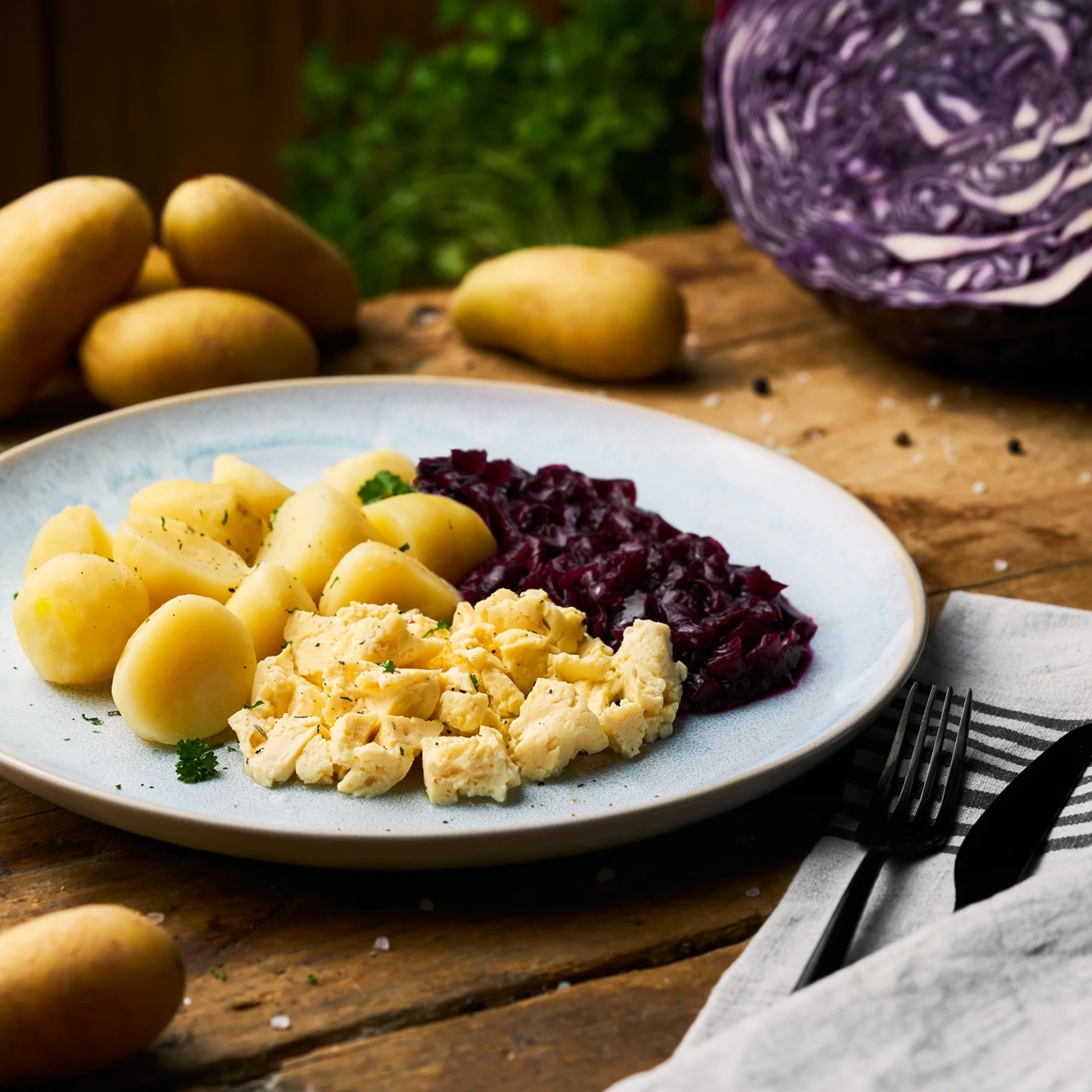 Rührei mit Rotkohl und Butterkartoffeln Rührei mit Rotkohl und Butterkartoffeln