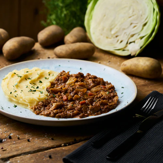 Schmorkohl mit Schweinehackfleisch und Kartoffelpüree