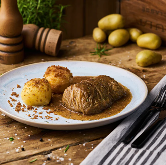 Vegetarische Kohlroulade mit Kartoffelklößen